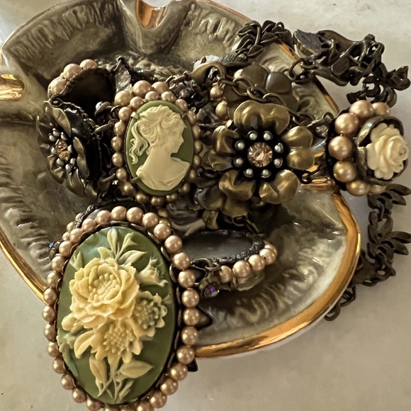 La Contessa by Mary DeMarco Victorian Cameo Sunflower Necklace & Bracelet - Picture 1 of 9